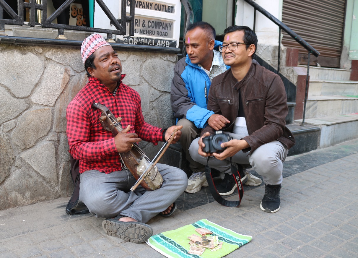 दार्जिलिङको चौरस्तामा गीत गाउदै गरेका गाइने दाई